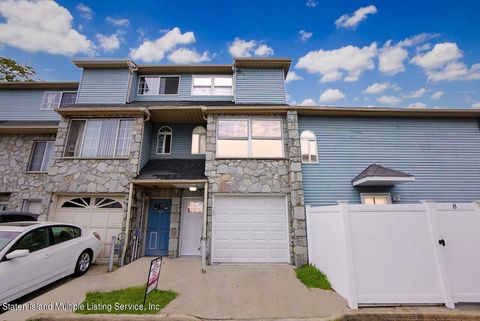 Photo of 10 Temple Court, Staten Island, NY 10314 (MLS # 1162057)