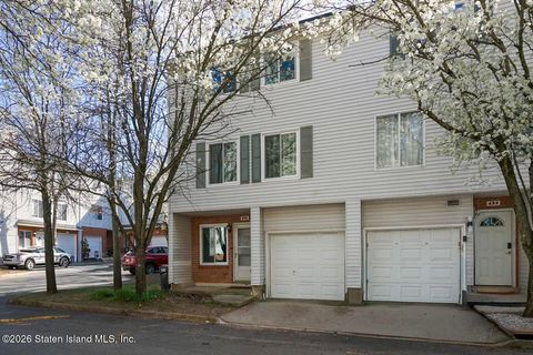 Photo of 435 Ilyssa Way, Staten Island, NY 10312 (MLS # 2601886)