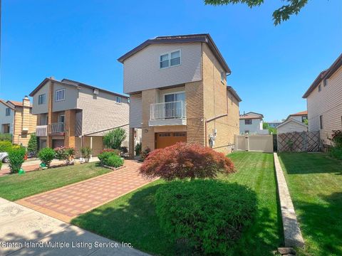 Photo of 107 Mcveigh Avenue, Staten Island, NY 10314 (MLS # 1164512)