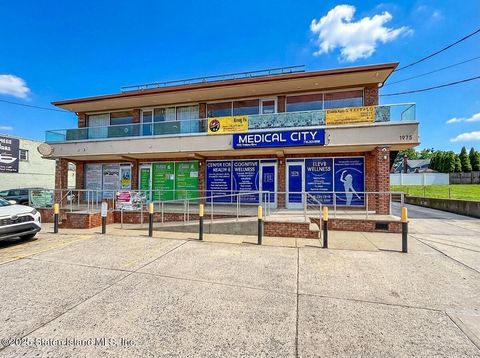 Photo of 1975 Victory Boulevard, Staten Island, NY 10314 (MLS # 2507058)