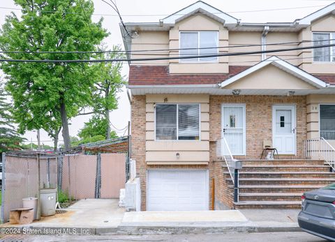 Photo of 40 Stacey Lane, Staten Island, NY 10306 (MLS # 2402919)