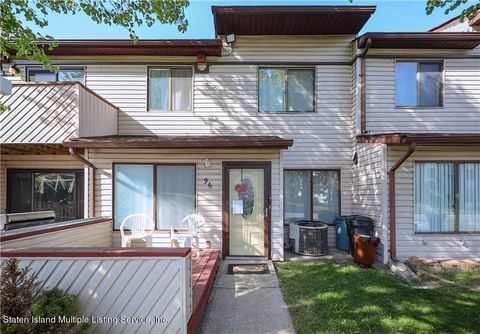 Photo of 96 Wolkoff Lane, Staten Island, NY 10303 (MLS # 1161956)