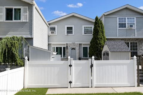 Photo of 7050 Hylan Boulevard, Staten Island, NY 10307 (MLS # 2603613)