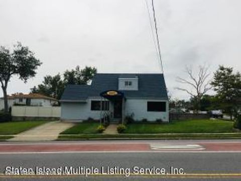 Photo of 4262 Richmond Avenue, Staten Island, NY 10312 (MLS # 2601149)