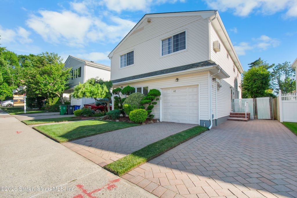 Photo of 42 Jasper Street, Staten Island, NY 10314 (MLS # 2603357)