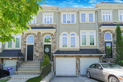 Photo of 215 Presentation Circle, Staten Island, NY 10312 (MLS # 2403027)