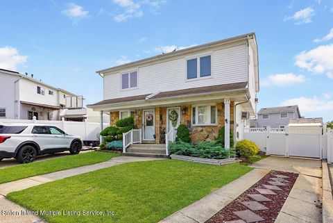 Photo of 125 Crossfield Avenue, Staten Island, NY 10312 (MLS # 1162353)