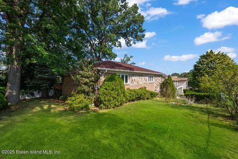 Photo of 80 Hillcrest Terrace, Staten Island, NY 10305 (MLS # 2505665)