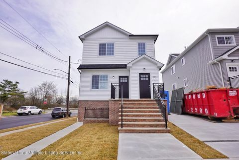 Photo of 424 Lamont Avenue, Staten Island, NY 10312 (MLS # 1154113)