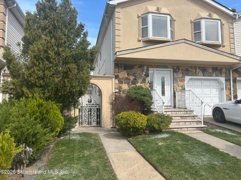 Photo of 385 Brookfield Avenue, Staten Island, NY 10308 (MLS # 2601824)