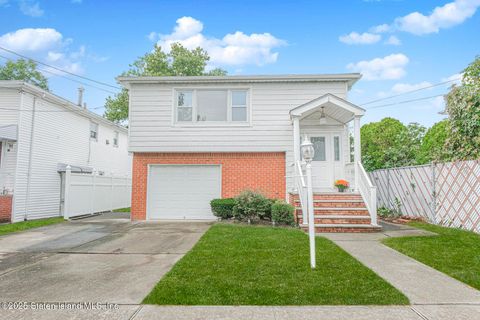 Photo of 17 Greaves Court, Staten Island, NY 10308 (MLS # 2505796)