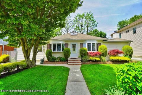 Photo of 501 Darlington Avenue, Staten Island, NY 10309 (MLS # 1158937)