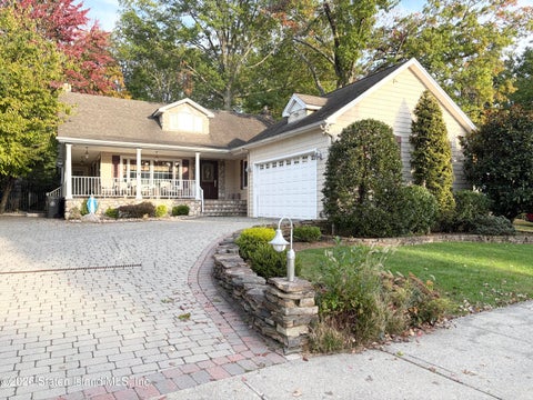 Photo of 123 S Goff Avenue, Staten Island, NY 10309 (MLS # 2605975)
