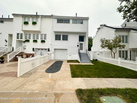 Photo of 39 Dover Green, Staten Island, NY 10312 (MLS # 1163682)