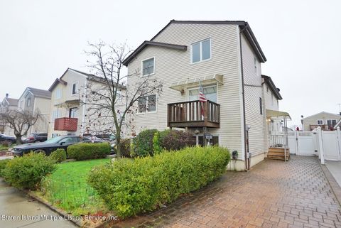 Photo of 212 Ada Drive, Staten Island, NY 10314 (MLS # 1159240)