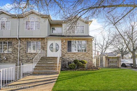 Photo of 43 Redgrave Avenue, Staten Island, NY 10306 (MLS # 2601529)