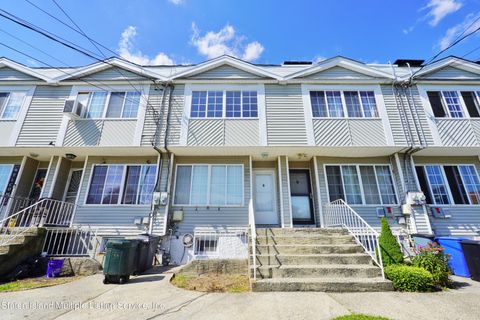 Photo of 44 Summerfield Place, Staten Island, NY 10303 (MLS # 1164439)