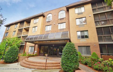 Photo of 40 Wellington Court #1a, Staten Island, NY 10314 (MLS # 1163884)