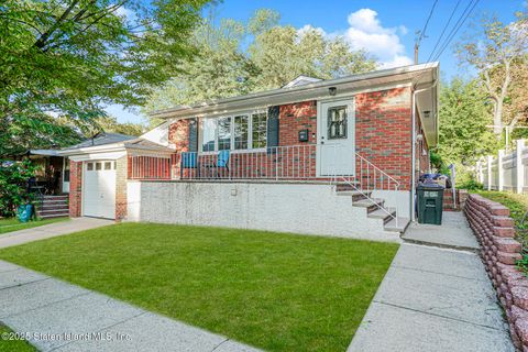 Photo of 11 Curtis Court, Staten Island, NY 10310 (MLS # 2505332)