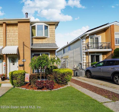 Photo of 268 Brookfield Avenue, Staten Island, NY 10308 (MLS # 2404382)