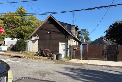 Photo of 204 Roma Avenue, Staten Island, NY 10306 (MLS # 2601948)