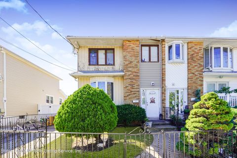Photo of 50 Heinz Avenue, Staten Island, NY 10308 (MLS # 1164963)