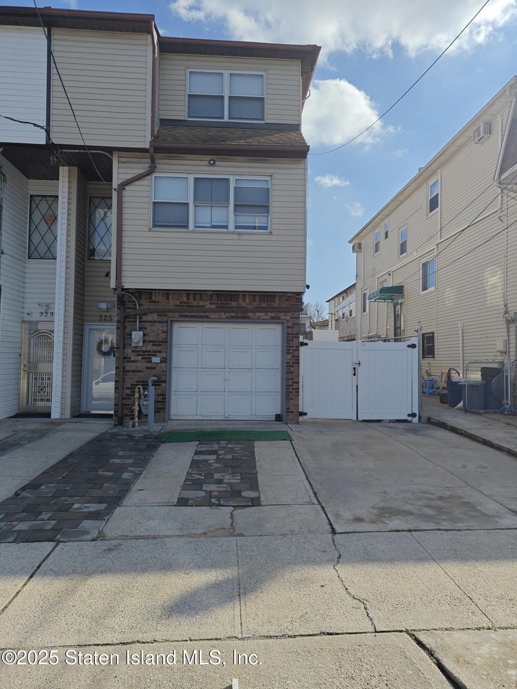 Photo of 325 Oder Avenue, Staten Island, NY 10304 (MLS # 2506583)