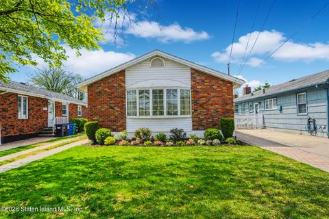 Photo of 82 Penn Avenue, Staten Island, NY 10306 (MLS # 2602530)