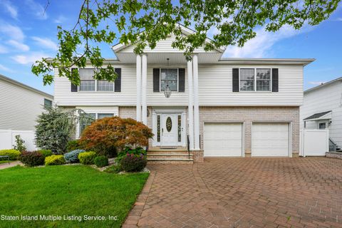 Photo of 527 Ramona Avenue, Staten Island, NY 10309 (MLS # 1163612)