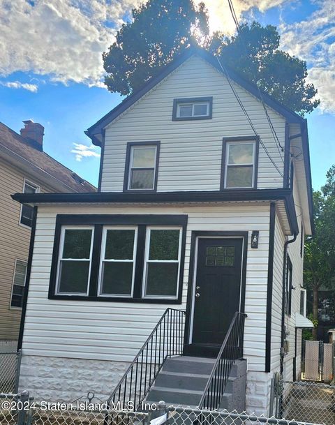 Photo of 128 Lockman Avenue, Staten Island, NY 10303 (MLS # 2406060)