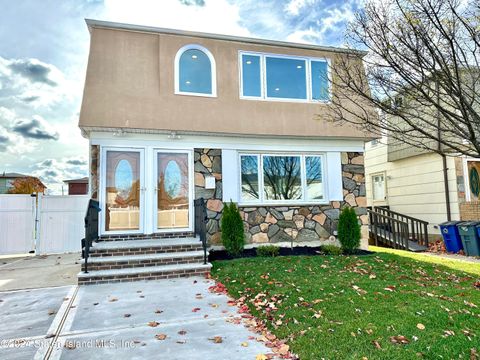 Photo of 88 Rivington Avenue, Staten Island, NY 10314 (MLS # 2406449)
