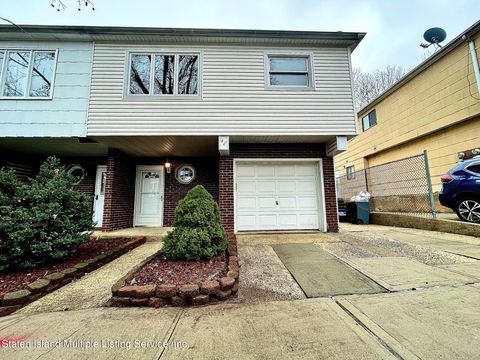Photo of 48 Marisa Circle, Staten Island, NY 10309 (MLS # 2400022)