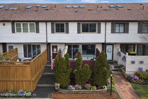 Photo of 34 Bunnell Court, Staten Island, NY 10312 (MLS # 2601093)