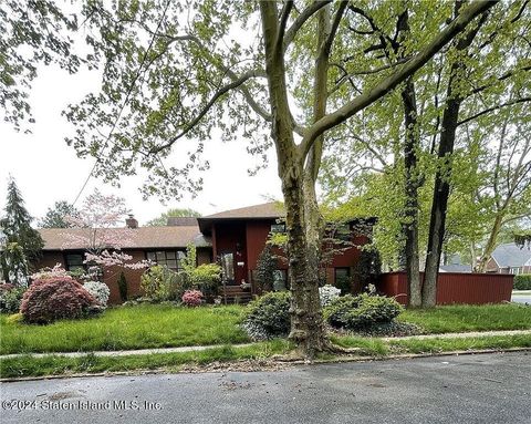 Photo of 60 Margaretta Court, Staten Island, NY 10314 (MLS # 2405610)