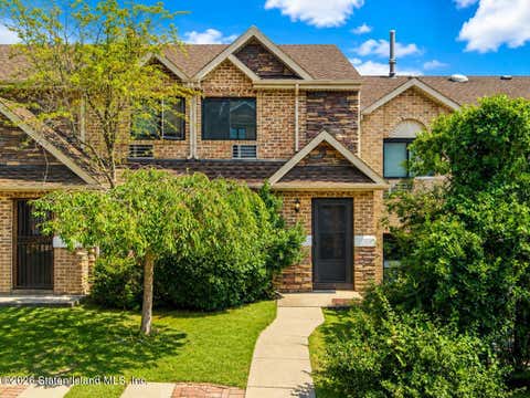 Townhouse For Sale - 19 Hilldale Court<br/> Staten Island, NY 10305