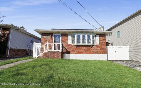 Photo of 925 Rathbun Avenue, Staten Island, NY 10309 (MLS # 1165312)