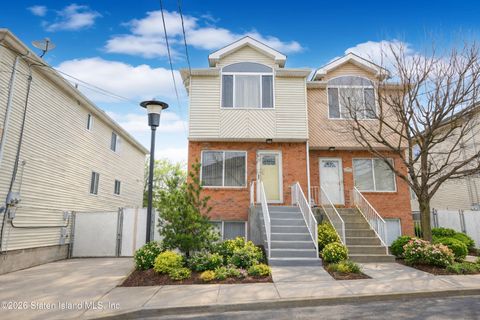 Photo of 35 Bentley Lane, Staten Island, NY 10307 (MLS # 2602125)