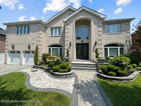 Photo of 25 Carolyn Court, Staten Island, NY 10309 (MLS # 2602235)