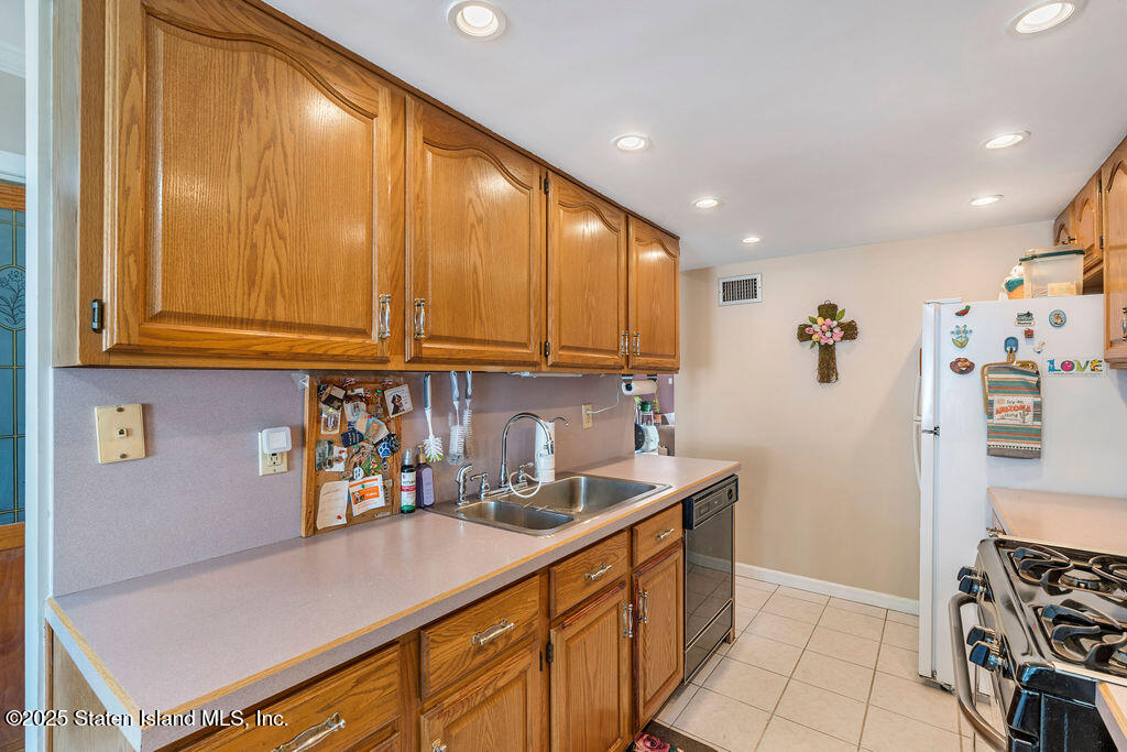 234 Dover Green, Staten Island, New York image 10