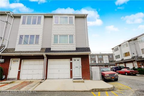 Photo of 61 Avon Lane, Staten Island, NY 10314 (MLS # 2503463)