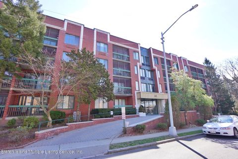 Photo of 41 Wellington Court #2d, Staten Island, NY 10314 (MLS # 1160999)