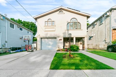 Photo of 101 Fields Avenue, Staten Island, NY 10314 (MLS # 1162708)