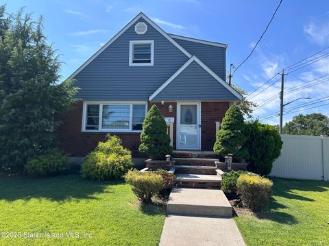 Photo of 208 Seidman Avenue, Staten Island, NY 10312 (MLS # 2505363)