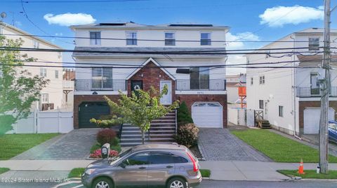 Photo of 1076 Rockland Avenue, Staten Island, NY 10314 (MLS # 2404705)