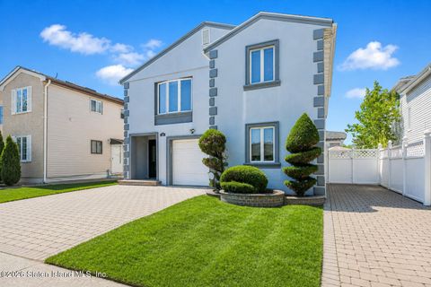 Photo of 32 Furness Place, Staten Island, NY 10314 (MLS # 2602417)