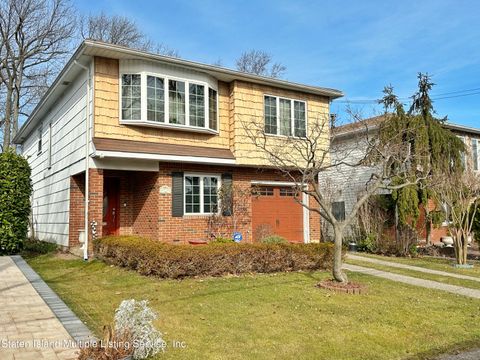 Photo of 11 Cottage Avenue, Staten Island, NY 10308 (MLS # 2400801)