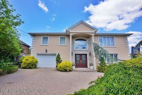 Photo of 225 Crown Avenue, Staten Island, NY 10312 (MLS # 1163411)