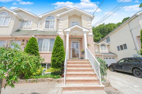 Photo of 37 Quail Lane, Staten Island, NY 10309 (MLS # 2503659)