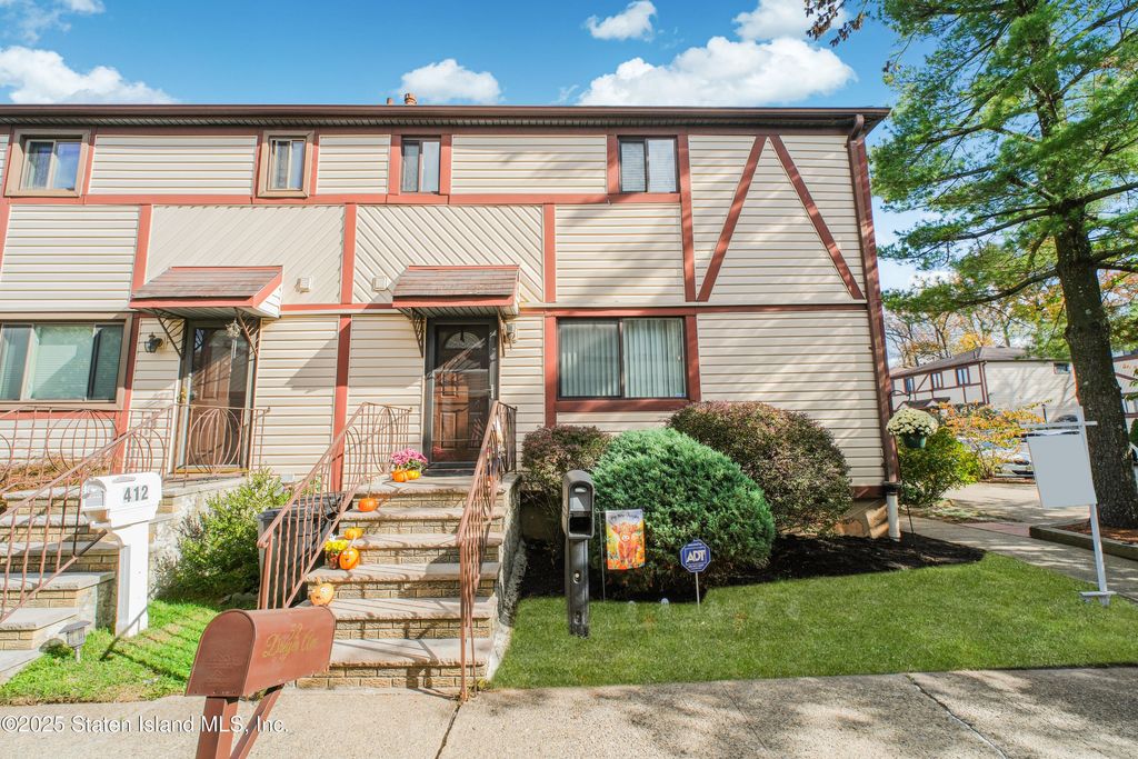 Photo of 410 Hawthorne Avenue, Staten Island, NY 10314 (MLS # 2506259)