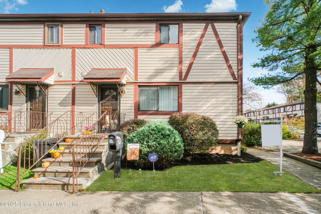 Photo of 410 Hawthorne Avenue, Staten Island, NY 10314 (MLS # 2506259)